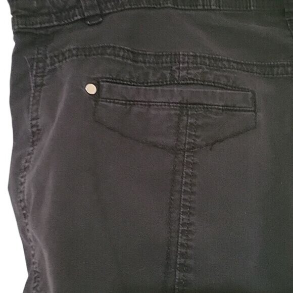 CHICO'S Black‎ Cropped Pants With Button Details & Pockets Womens Size 10 Casual - Picture 6 of 8